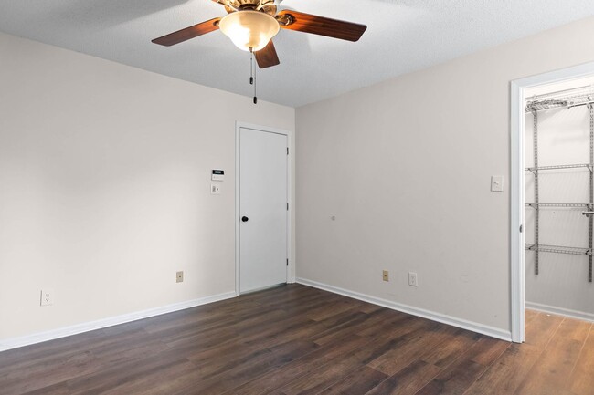 Building Photo - Convenient 2-Bedroom Townhome Near Forsyth...