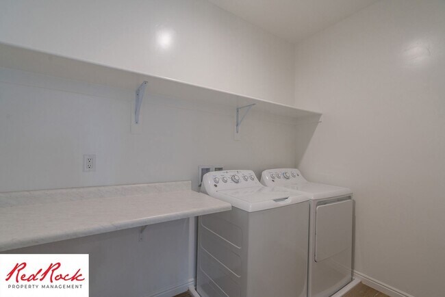 Building Photo - 3 Bedroom, 2.5 Bathroom Townhome in Ivins City