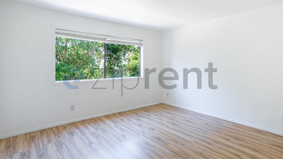 Building Photo - Unit 4