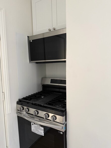brand new stove and microwave - 6167 Riverside Ave