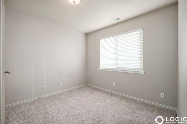 Building Photo - Spacious Condo in Great Location!