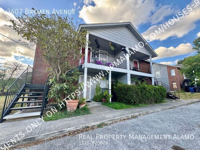 Building Photo - Available Now! DOWNSTAIRS 2 Bedroom / 1 Ba...