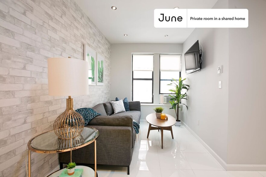 Building Photo - Private bedroom in 3 bed/1 bath Home