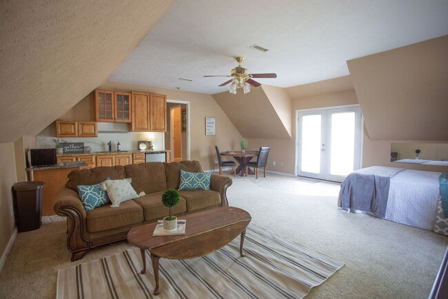 Building Photo - "Charming 4-Bedroom Retreat with Guest Suite & 3 Baths in Murfreesboro!"