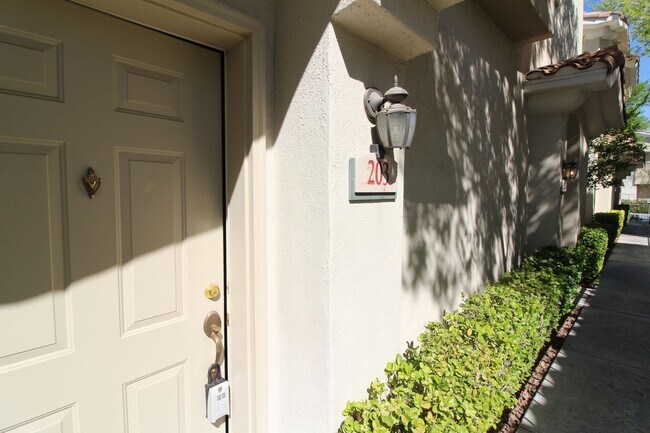 Building Photo - SHOWINGS AVAILABLE NOW