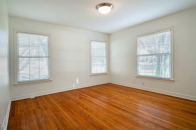 Building Photo - 6605 Deloache Ave