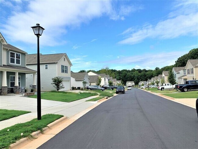 Building Photo - Newer Home in Reedy Fork, SS Appliance, Gr...