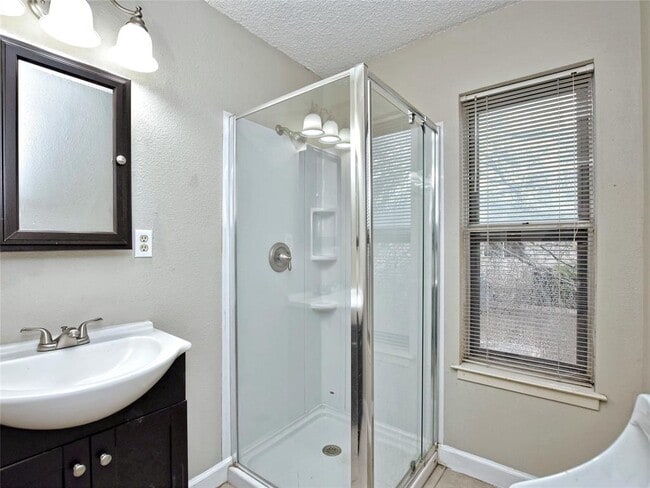 Building Photo - 2407 Versailles Dr