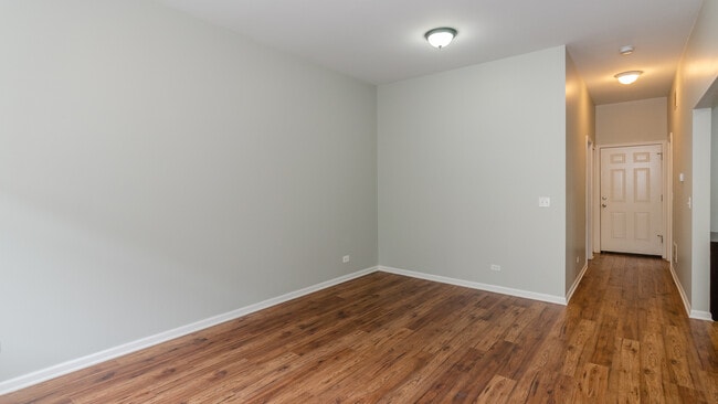 Building Photo - 1355 W Walton St