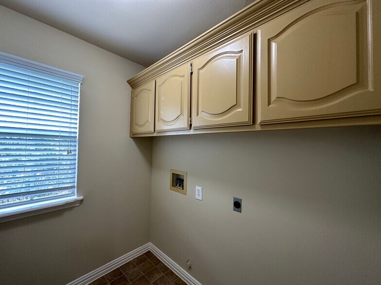 Building Photo - 3147 Waterside Dr