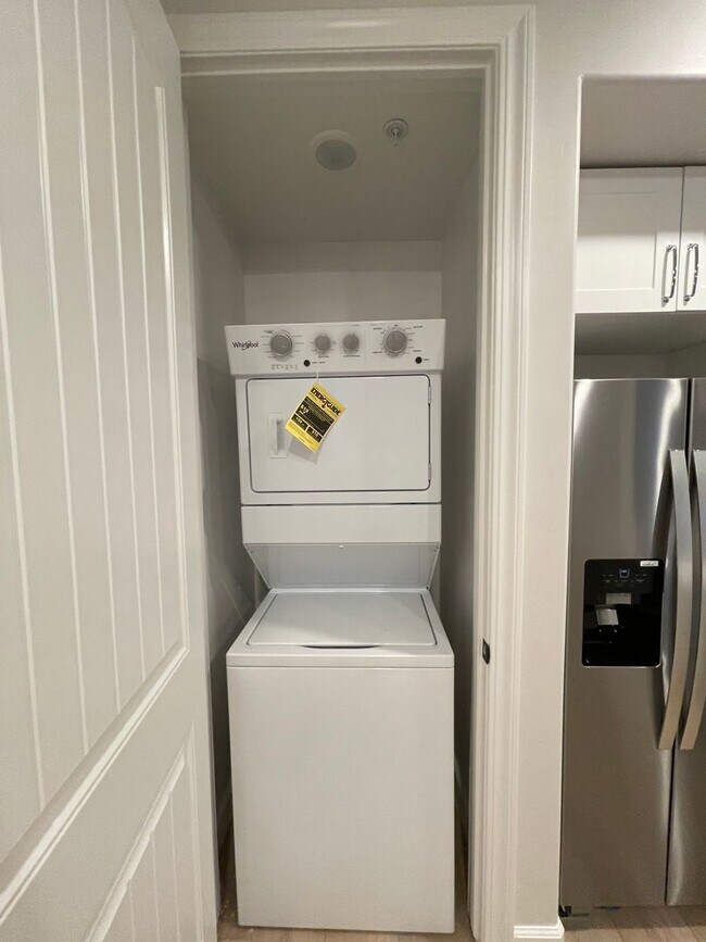 Building Photo - Italian Villages | 1-Bedroom, 1-Bath Basement (End Unit)