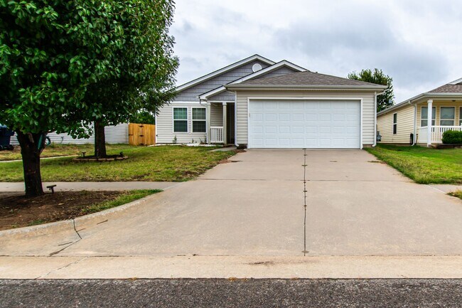 Building Photo - Beautiful 3 Bed 2 Bath Home in Moore School District!