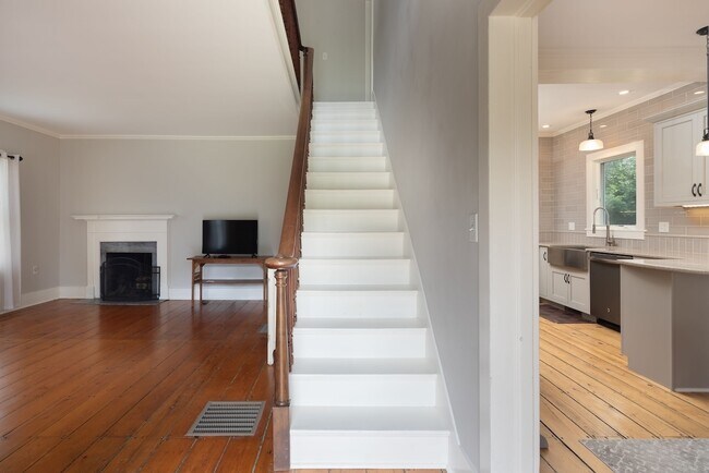 Building Photo - 14 Library St