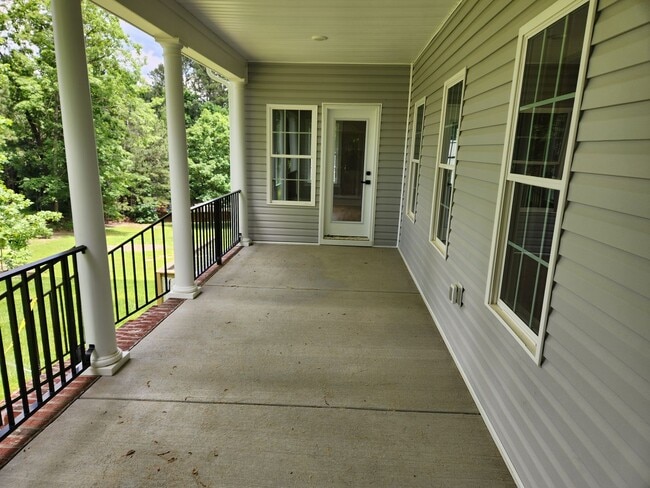 Building Photo - Chesterfield - 5 Bed 3.5 Bath Newer Modern...