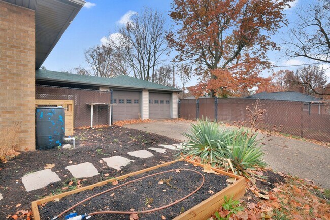 Building Photo - Charming 2-Bedroom Home with Bonus Space & Fenced Yard – Just Off Prospect Ave!
