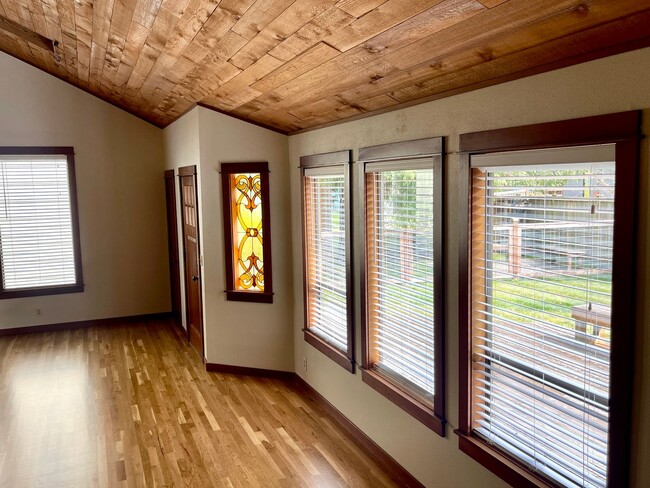 Building Photo - Bainbridge Island charmer ....delightfully...