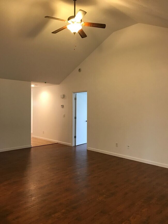 Building Photo - Wonderful 3 Bedroom 2 Bath Ranch