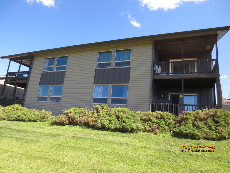 Building Photo - 2224 W Foothills Dr