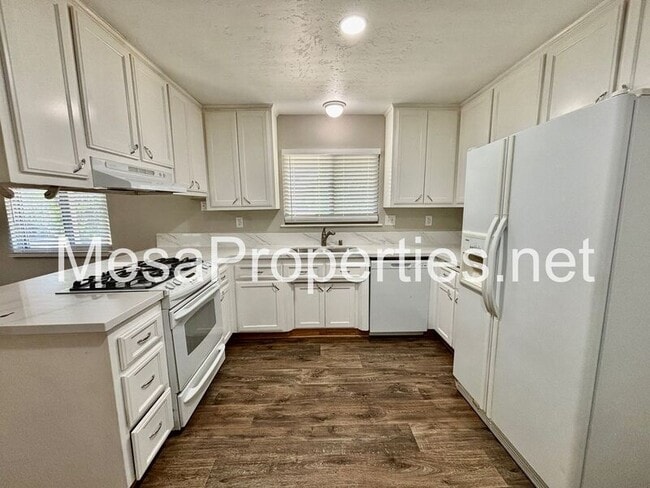 Building Photo - 19158 Live Oak St