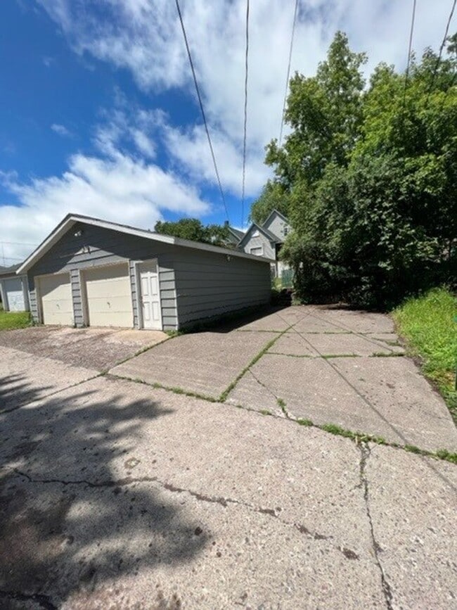 Building Photo - Duluth, MN - 4 Bedroom - 2 Bath - 2 car garage - Single family home