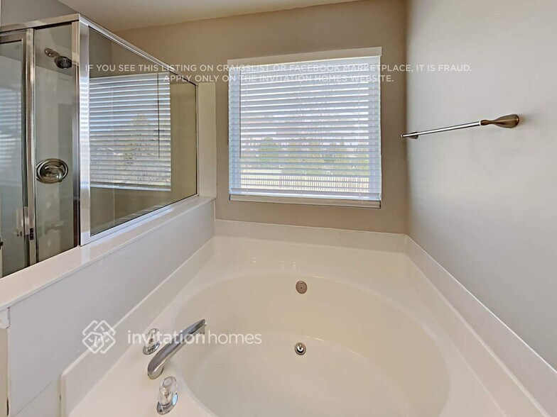 Building Photo - 4815 Asherton Pl NW