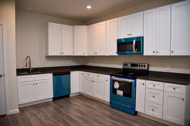 Building Photo - 3 bedroom 2 bath. Duplex Built in 2023