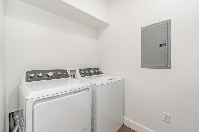 Building Photo - 617 Manhattan Blvd