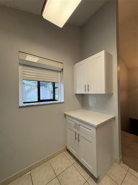 Building Photo - 606 Gardens Dr