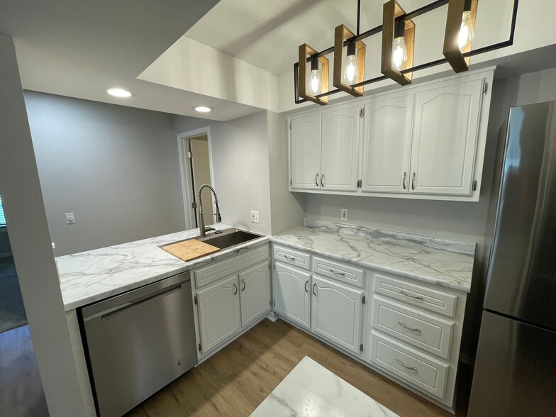 Building Photo - 10617 Wood Flower Ct