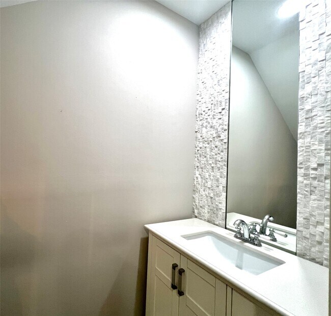 Building Photo - 6831 Staffordshire Blvd