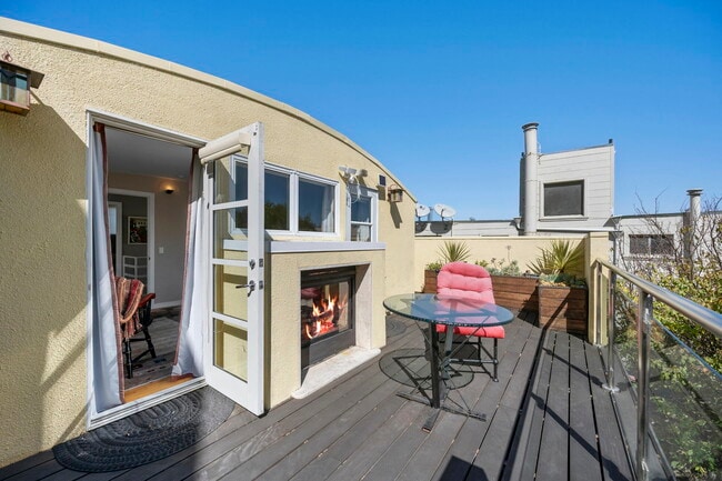 Building Photo - 2552 Hyde St