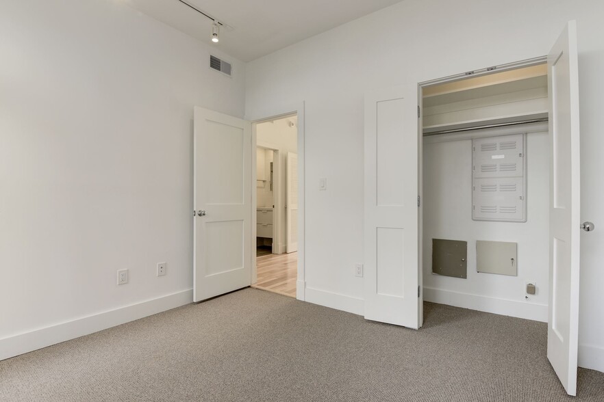 Building Photo - 729 Hobart Pl NW