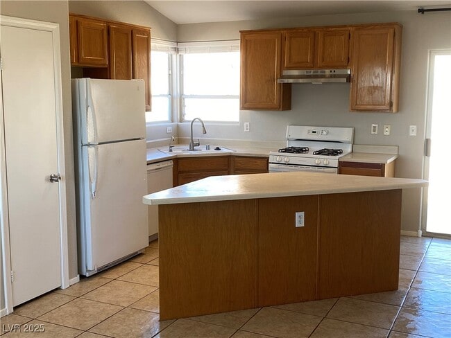 Building Photo - 2616 W El Campo Grande Ave