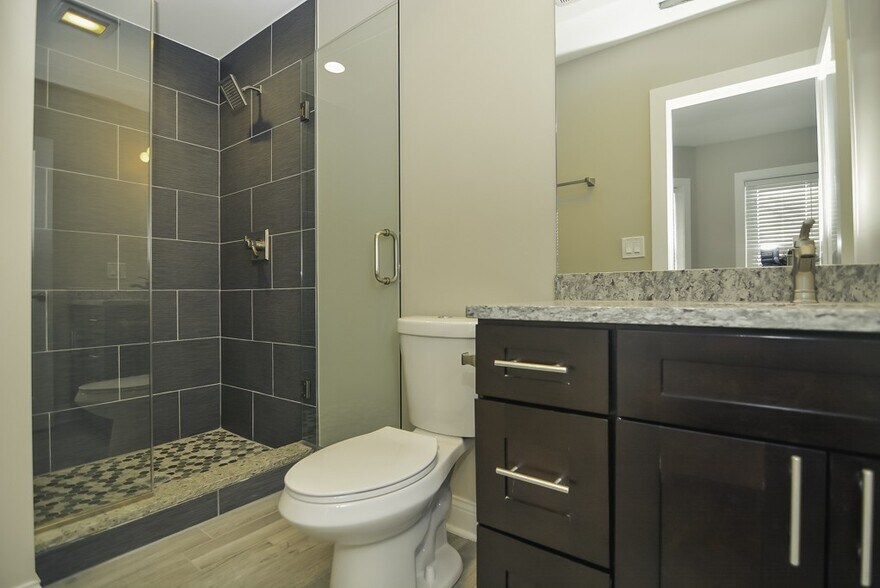 Building Photo - 2230 N Sawyer Ave