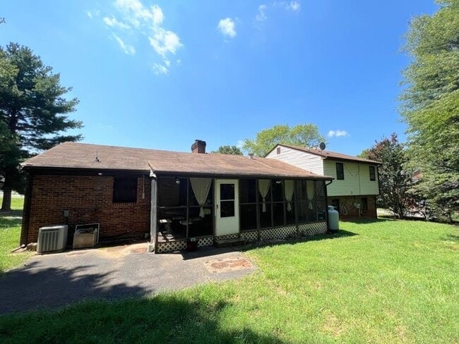 Building Photo - 4 Bedroom Home in Lynchburg