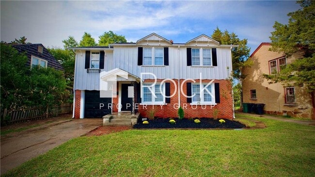 Primary Photo - Beautifully Remodeled 4-Bedroom Home near ...