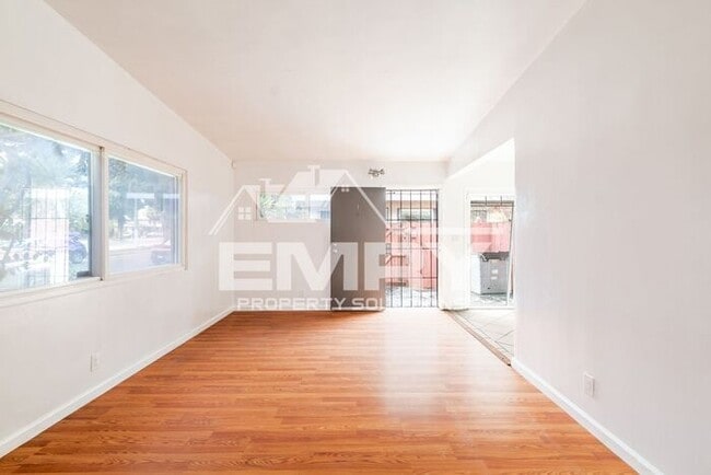 Primary Photo - 1 Bedroom Apartment Move in Ready Inglewoo...