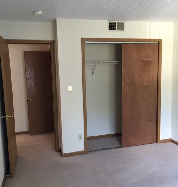 Building Photo - 2 Bedroom Apartment on Second Floor