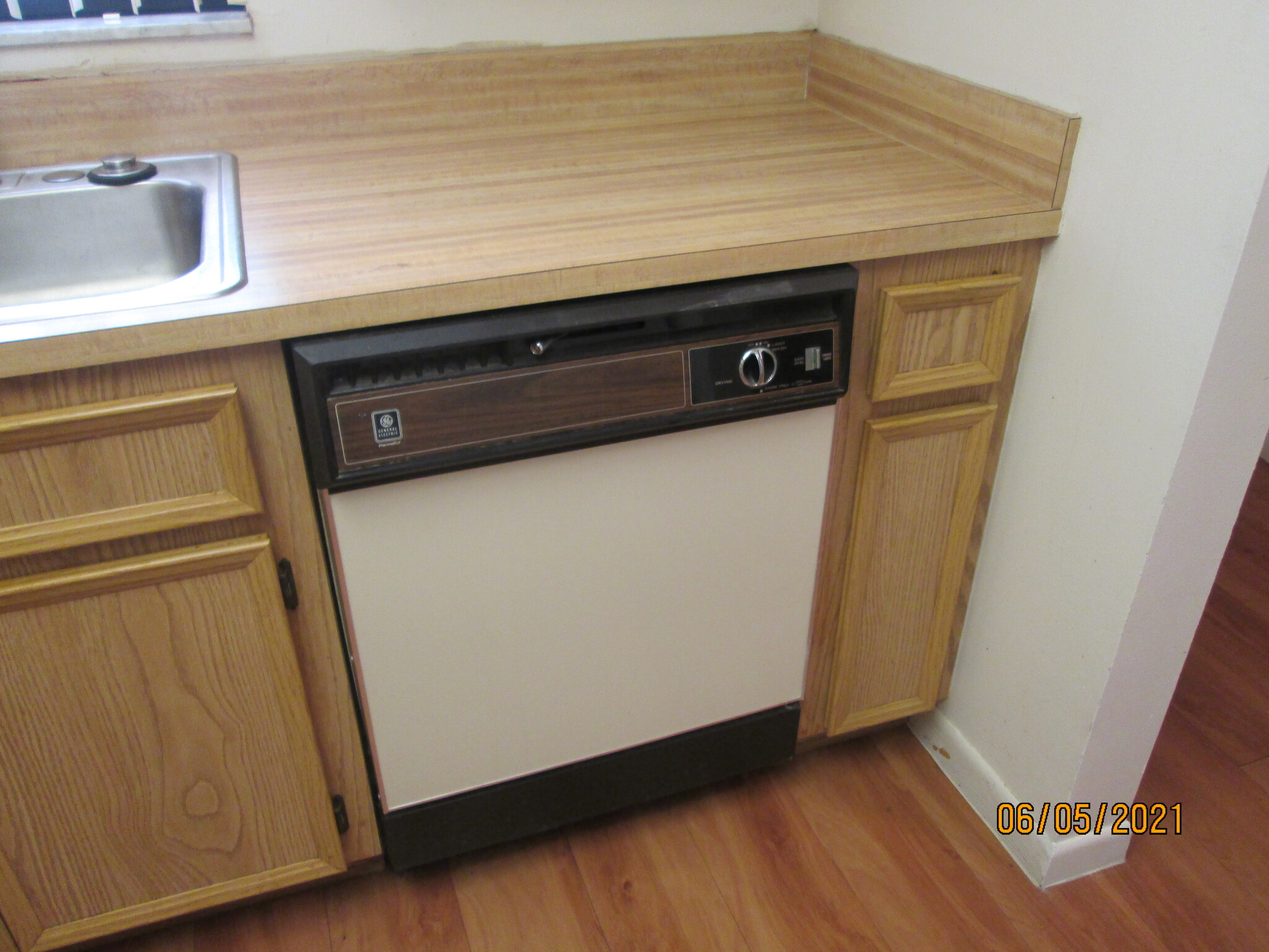 Kitchen Dish Washer - 205 Palmetto Ave