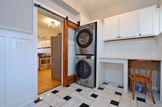 Building Photo - Beautiful 4-Bedroom 2-Bathroom Home Available Now!