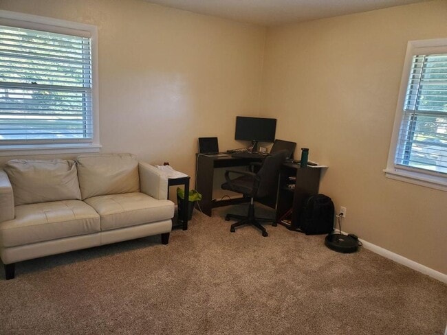 Building Photo - 2 Bedroom Single Family Home, Fall Move In!