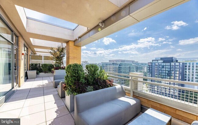 Building Photo - 475 K St NW