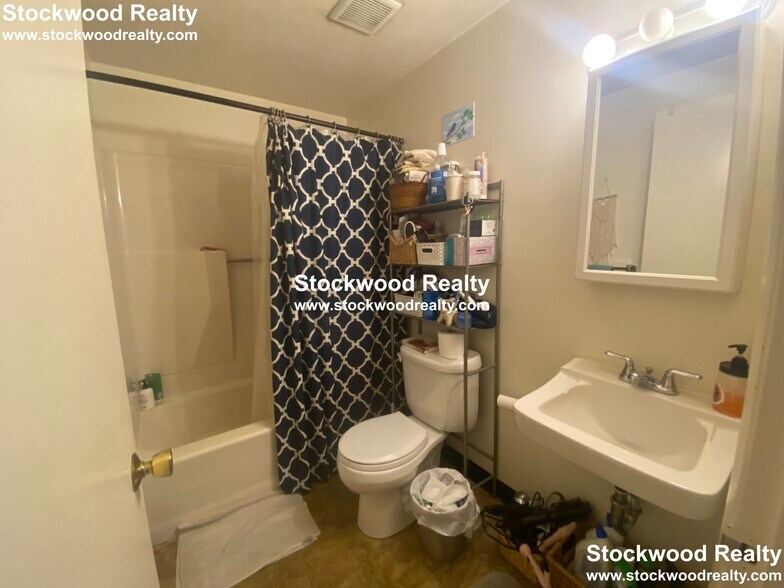 Building Photo - 382 Dorchester St