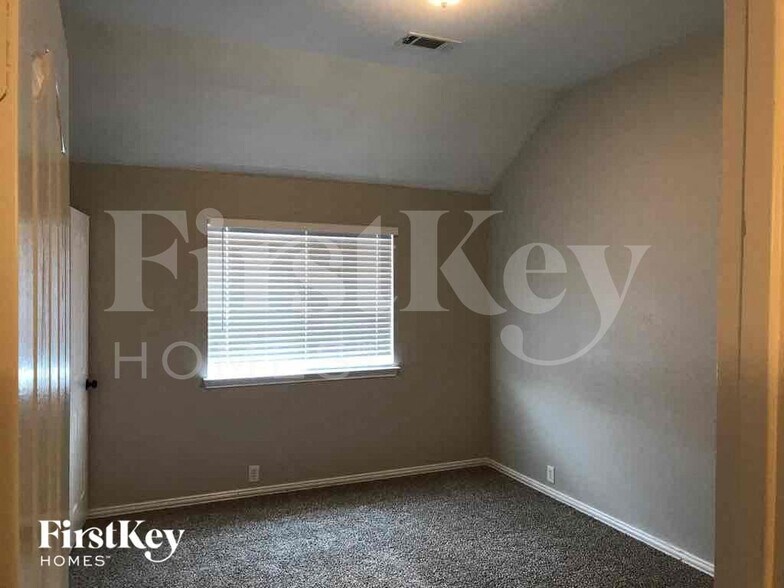 Building Photo - 612 Celeste Ln