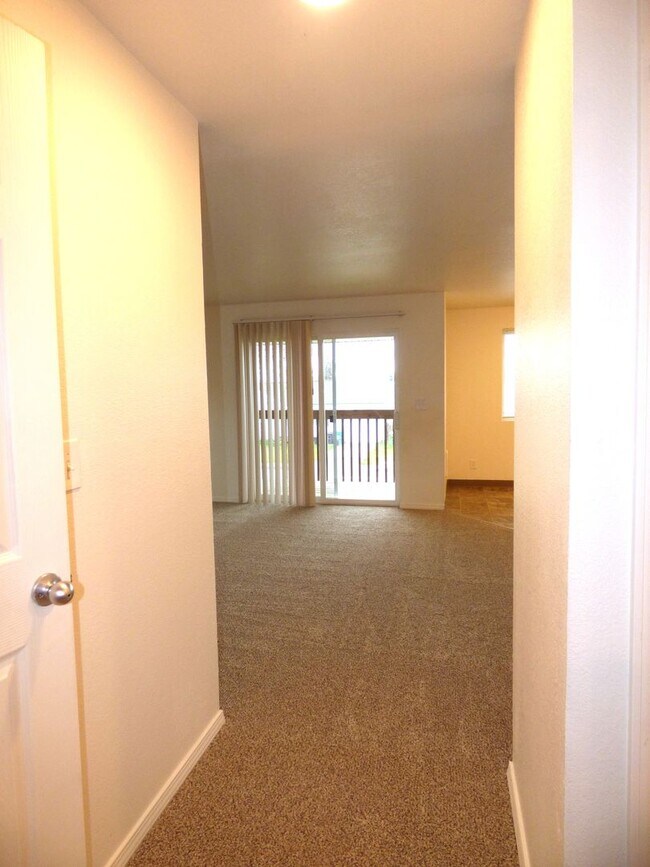 Building Photo - Rent Special: FREE June's Rent - 2 Bedroom 1 Bath Unit NE Salem!
