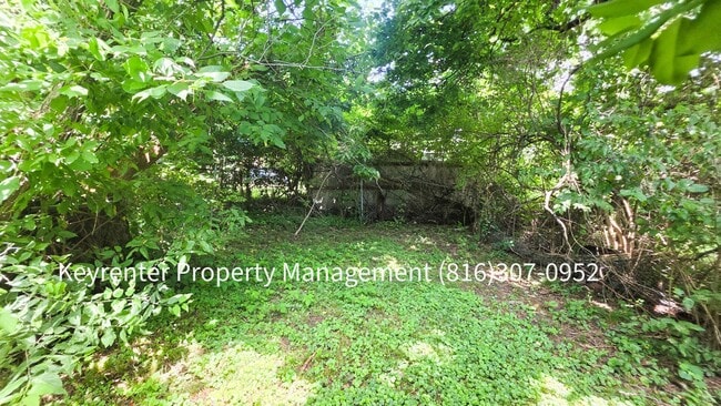 Building Photo - 4 Bed, 1 Bath Home available now!