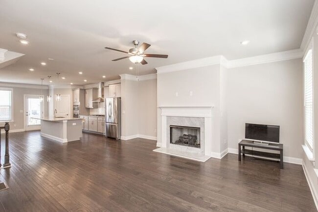 Building Photo - 3 story townhome in a great location in Chamblee