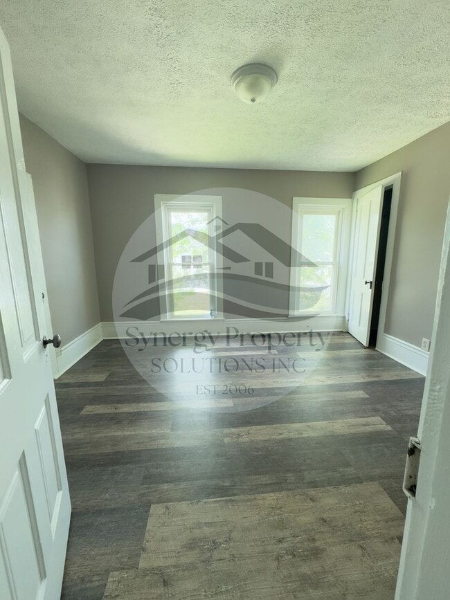 Building Photo - LARGE CRESTLINE HOUSE