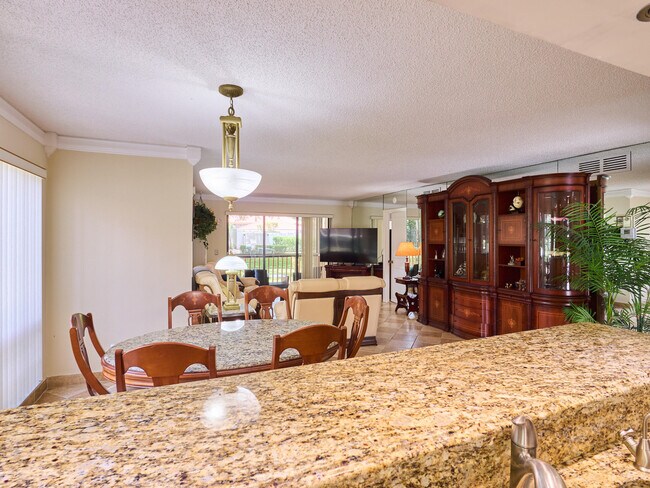 Building Photo - 563 Brackenwood Pl
