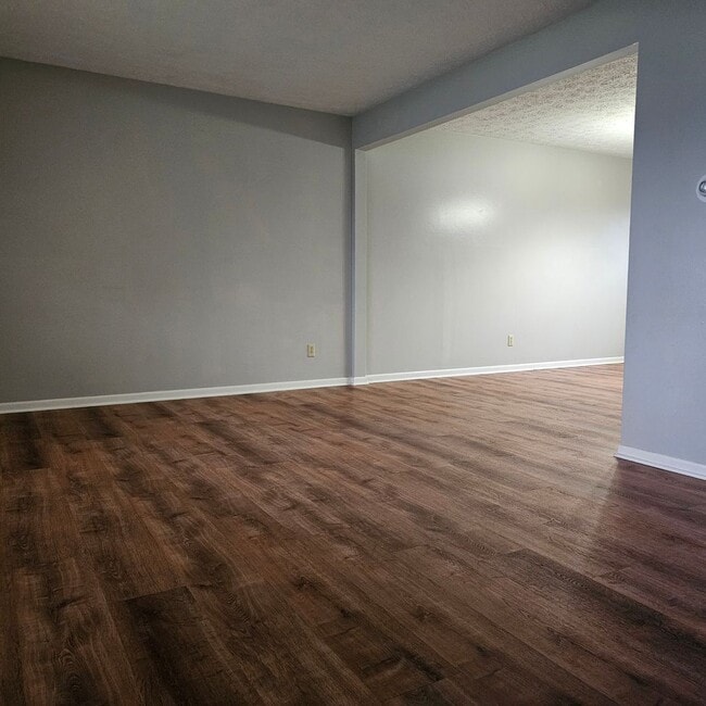 Building Photo - 1252 Colonial Dr